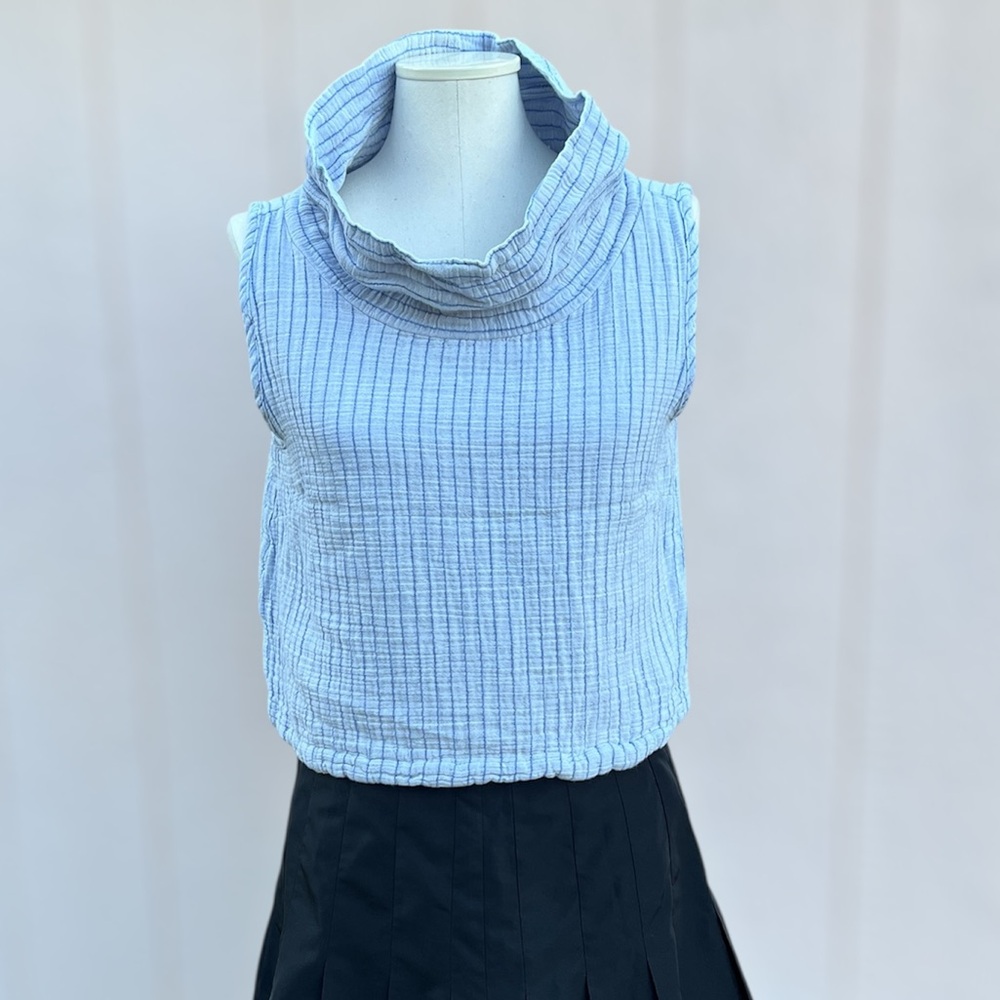 Comfy USA crop top with wire collar feature. Art to wear. 💯 % cotton. Medium.